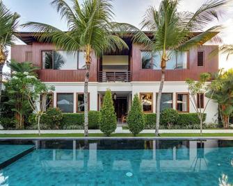 Elegant, 5BR Villa with Private Pool in Seminyak - Denpasar - Piscina