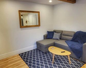 Brilliant 1-bedroom apartment with AC in charming Québec - Québec City - Living room
