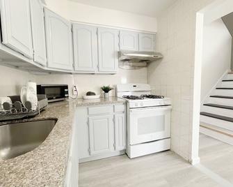 Sunny Modern 3-Bedroom Duplex w/ Outdoor Garden 2 Blocks From Coney Island Beach - New York - Kitchen