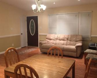 Cute house in a central location near cape fear hospital and Fort Liberty. - Fayetteville - Dining room