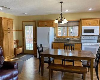 Beautiful views / Private Beach / Clean & comfortable cabin! - Shell Lake - Dining room