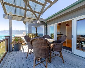 Oceanfront Luxurious Home, Pet Friendly, Hot Tub, Fly In and Walk from Airstrip - Whitethorn - Balcony