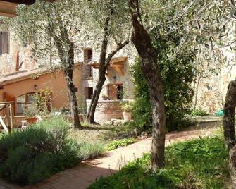 Fullino Nero Rta - Residenza Turistico Alberghiera - Siena