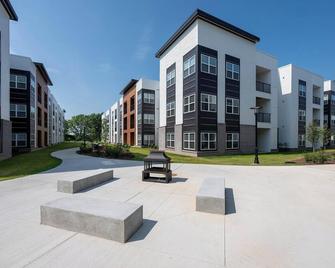 Landing | Stunning 2bd, Gym, Courtyard - Indianapolis - Gebäude