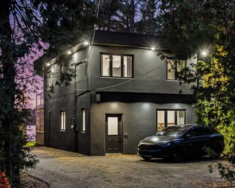 Luxury Lakefront with Sauna & EV - Washago - Building