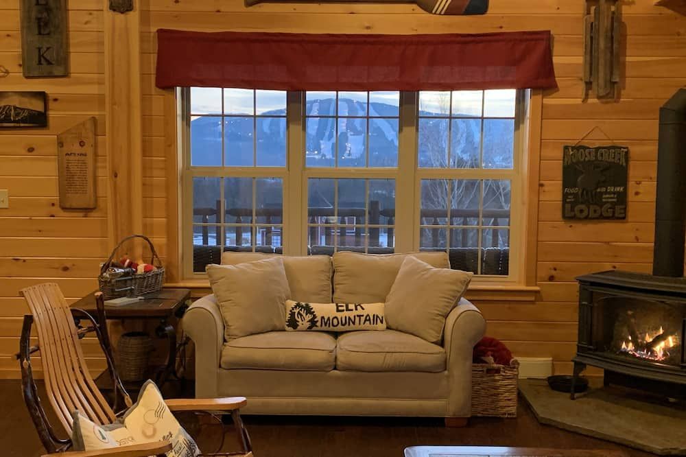 Ski chalet with stunning view of Elk Mountain