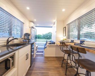 The Bluebonnet-Tiny Container Home Country Setting 12 min to Downtown - Bellmead - Kitchen