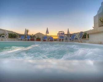 Saint Patrick's Hotel - Xlendi - Piscina