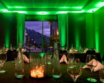 Holiday Inn Queenstown Remarkables Park By IHG - Queenstown - Sala de banquetes