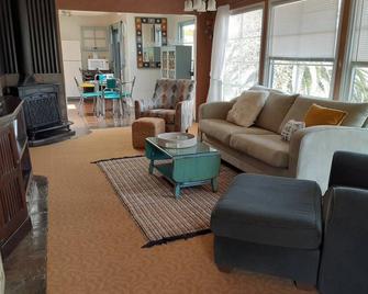 Lake House - Novel Attractions Close / Safari Park Zoo/ Legoland/ Sea World - Escondido - Sala de estar