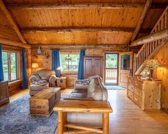 Lake Living in the heart of Twin Cities~Quiet, Relaxing Getaway~ - Roseville - Living room