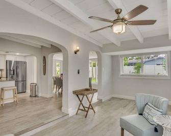Premium and Charming Fully Equipped Beach House - Redington Beach - Living room