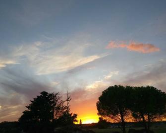 Very Spacious Guesthouse Near Richelieu - Razines - Vista del exterior