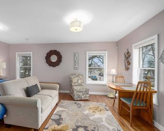 Riverview apt. in heart of downtown Saugatuck - Saugatuck