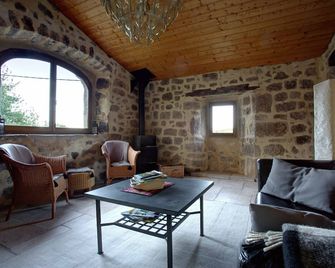 350 year-old sandstone house with a beautiful view of the valley in unspoilt nature - Sanilhac - Living room