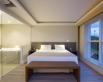 لو كانارد جوينفيل - جوينفيل - غرفة نوم