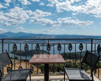 ذا فيو - أونينا - شرفة