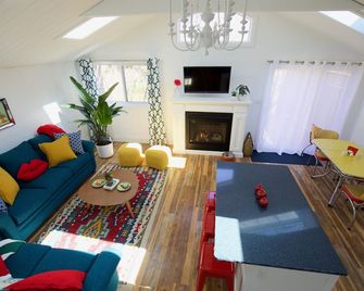 Runaway Rooster B&B -- Guest Cottage - Prince Edward - Living room