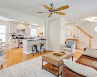 Walk to Pawcatuck River Family-Friendly Home! - Pawcatuck - Living room