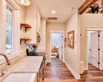 The Camellia Cottage - private family space - Statesboro - Dining room