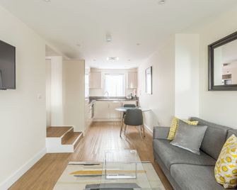 House of Fisher - City Wall House - Reading - Living room