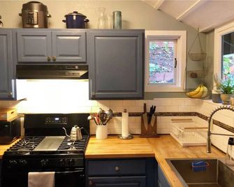 Hillside Retreat in the Redwoods w/ Hot Tub, Pet-Friendly - Guerneville - Kitchen