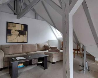 Entire villa on a large garden plot by the park - Friedrichroda - Wohnzimmer