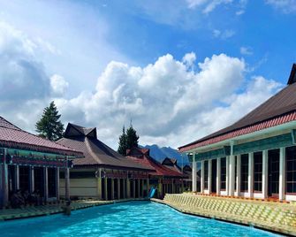 Danau Toba International Cottage Berastagi - Berastagi - Piscina