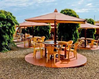 Panesic Hotel - Embu - Patio