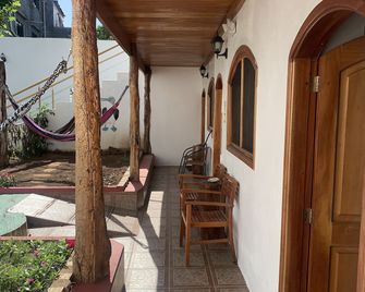 Hostal White House Galapagos - פוארטו איורה - פטיו