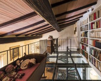 Beautiful restored farmhouse with swimming pool in the quiet of the Sienese hills. - Trequanda - Escaleras