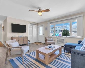 10Minutes walk to beach with Linens + Towels & Game Room - Seaside Heights - Living room