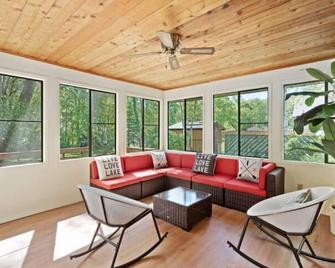 Wakefield Cottage - Steps From Ipperwash Beach- - Lambton Shores - Living room