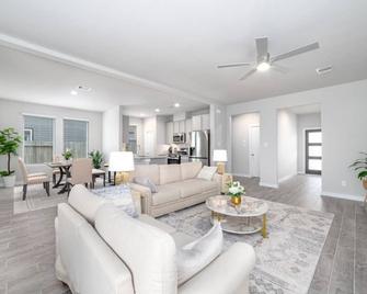 Modern and Spacious 4BR Home in Rosenberg, TX - Rosenberg - Living room