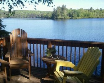 Charming Authentic Waterfront Cottage on a Lake - Barry's Bay - Balcony