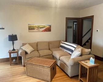 The Riverside Brickhouse- 6 Bedrooms, 2 Bathroom, Riverviews, Grill, Ac/Wifi - Mc Gregor - Living room