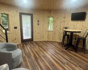 Grain Bin Silo Tiny House with 1 bedroom, WiFi, AC and hot tub in Shelby - Shelby - Sala de estar