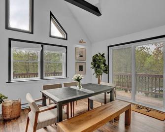 50 Shades of Green w/ Lakeside, Jacuzzi, Fire Pit, Game Room - Long Pond - Comedor