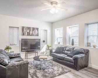 Enjoy a stylish experience at this Kick back and relax in a calm stylish space - Oakland - Sala de estar