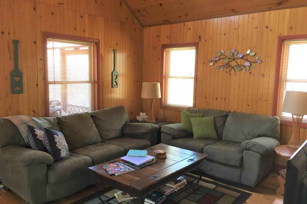 Boulder Ridge Cabin -a private chalet in the woods