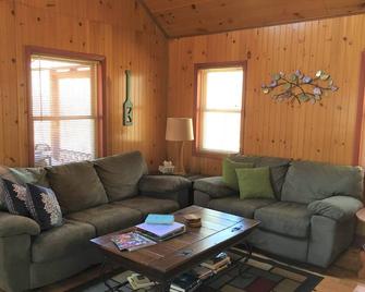 Boulder Ridge Cabin -a private chalet in the woods - Friendsville - Living room