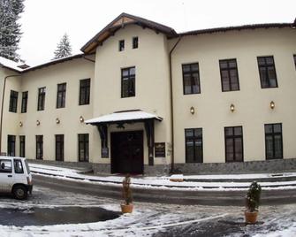 Regal 1880 - Sinaia - Building