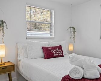 Kick back and relax in this calm, stylish space - Plant City - Bedroom