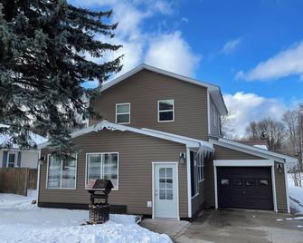 Spacious 4-bedroom home with atv/snowmobile trail across the street. Come UP! - Newberry - Building