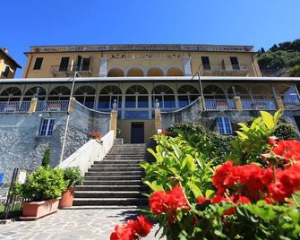 Hotel Royal Victoria - וארנה - בניין