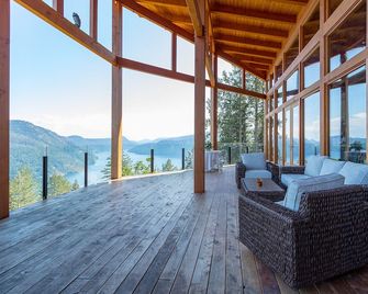 Spacious Bedroom – Breathtaking Fjord View, Summit House. - Malahat - Balkon