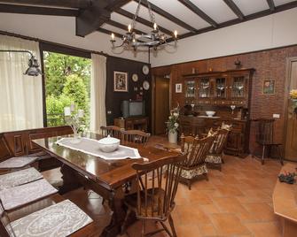 Cugi Bed and Breakfast - Cisterna d'Asti - Comedor