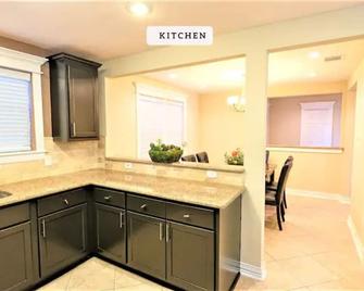350k Home, 5 BDR, Up to 16 guest, Middle of Town - Templar - Sugar Land - Kitchen