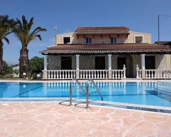 Blue Sky - Sidari - Piscina