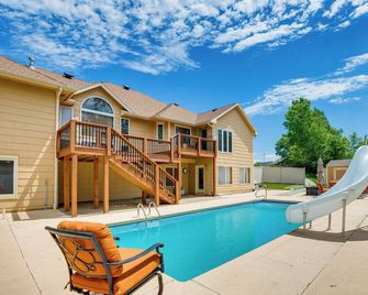 Junction City Home w/ Hot Tub - Near Milford Lake! - 交界城 - 游泳池